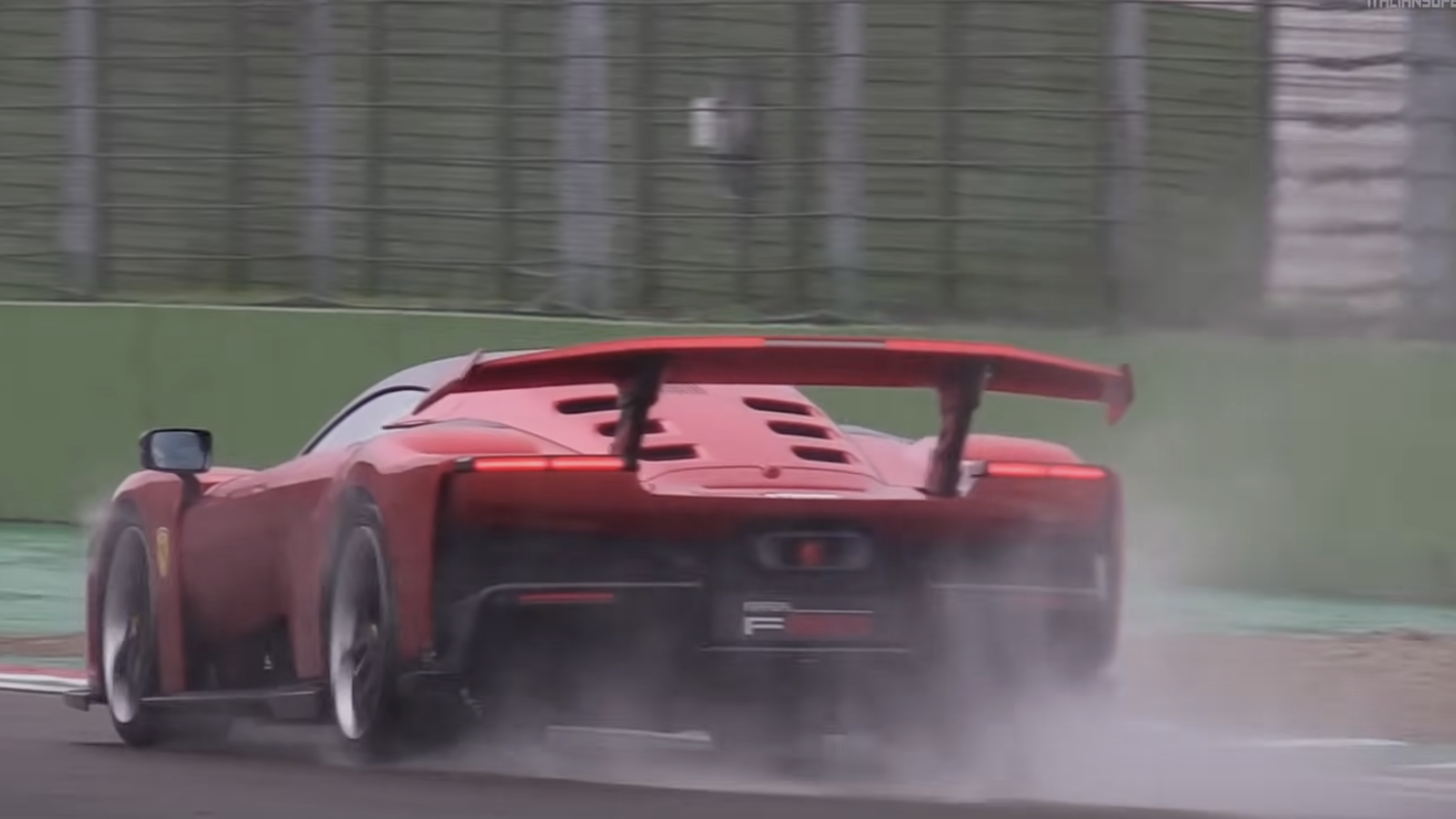 Ferrari F80 - driving